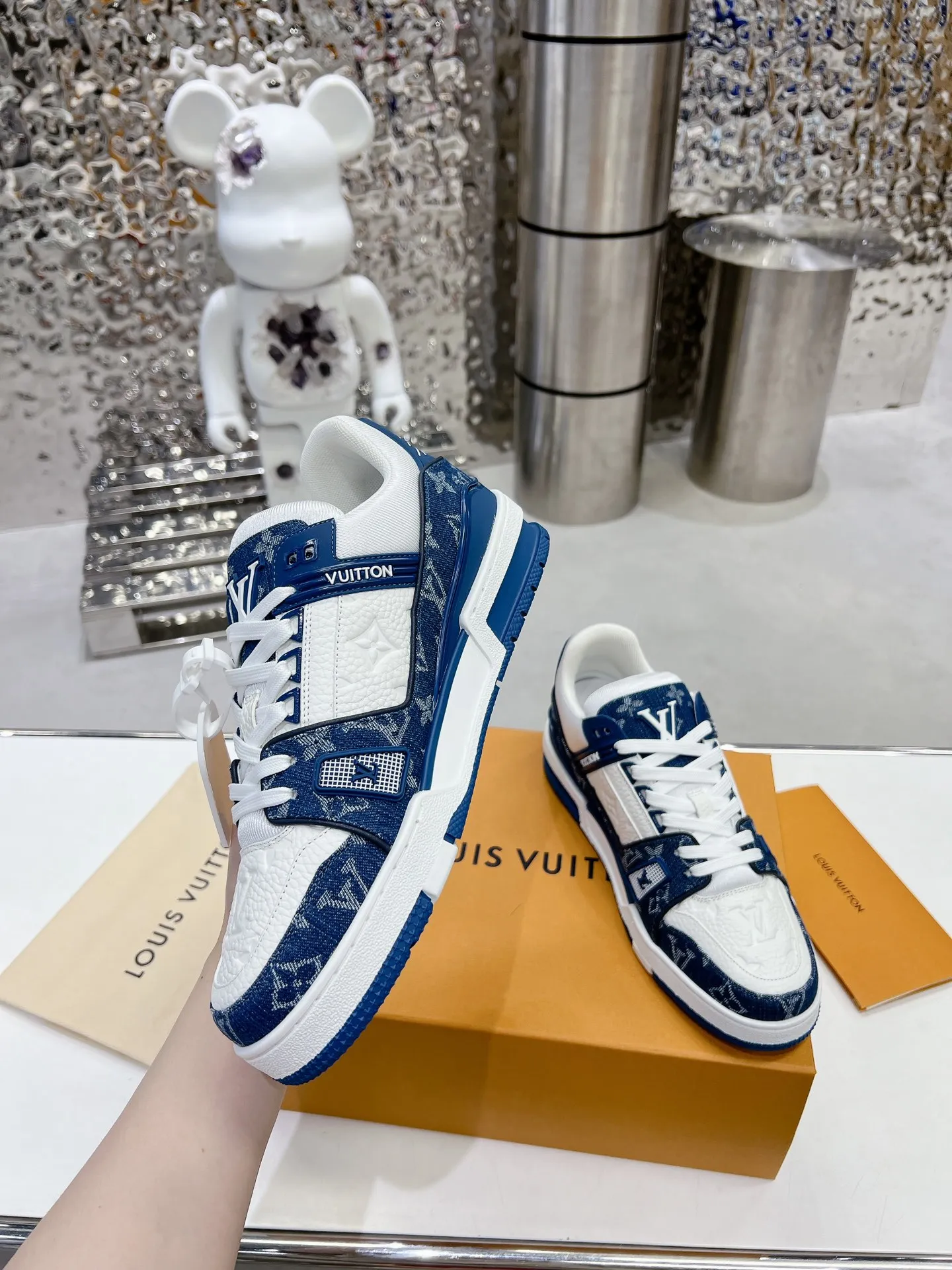 👟👟Ex-factory price 840👟👟 LV top version 2023 new model. Purchasing quality LV~Louis Vuitton Lv TRAINER's best-looking sneakers, Donkey Brand strongly recommends new products, official website limited edition retro basketball sneakers! Both high-cut and low-cut products cost money to purchase an accurate 1:1 replica of the original version. The details are invincible and full of sincerity. The imported and customized original cowhide leather is the same as the original version. The details are 100% restored. The private model customizes the original one-piece T👟👟 ex-factory price U outsole. It is different from other brands. Without the original version, this effect cannot be achieved!    Men's and women's models 35-40 39-45 (45 and 46 are customized and cannot be returned or exchanged)
